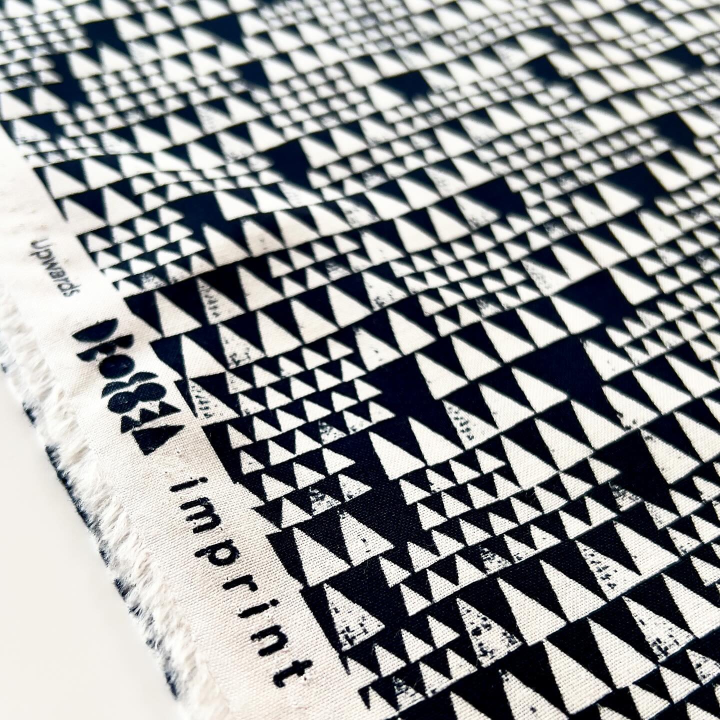 Upwards - Black - Imprint - GOTS Organic Cotton
